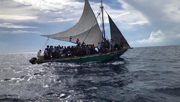 La Guardia Costera de Estados Unidos interceptó a una abarrotada embarcación a 18 millas (29 km) al este de la Bahía Vizcaína. (EFE).