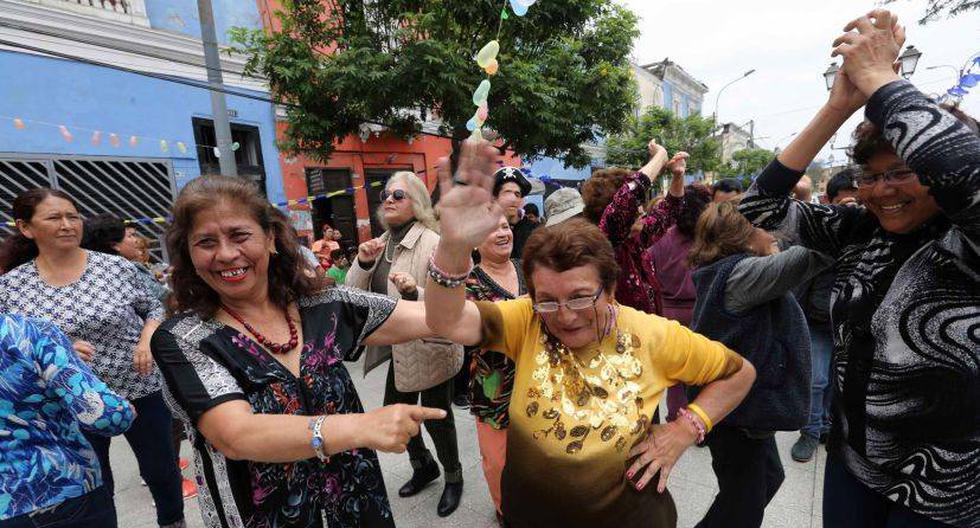 Limeños celebran el Día de la canción criolla. (Foto: EFE)