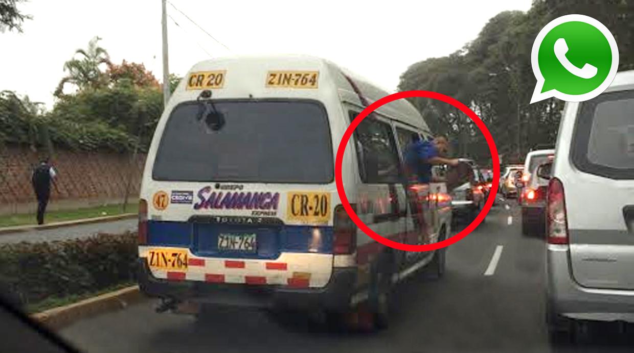 WhatsApp: cobrador viaja leyendo con medio cuerpo fuera [FOTOS] - 1