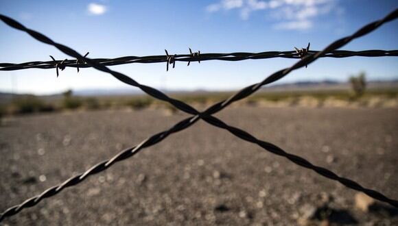 Los alambres impiden el acceso a grandes parcelas de tierra alrededor del Área 51, cerca de Amargosa Valley, Nevada. (Foto: EFE)
