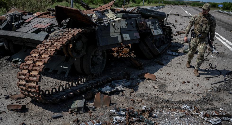 Un militar de Ucrania camina cerca de un tanque ucraniano destruido, mientras continúa el ataque de Rusia cerca de la aldea de Robotyne, región de Zaporizhzhia, el 25 de agosto de 2023. (REUTERS/Viacheslav Ratynskyi).