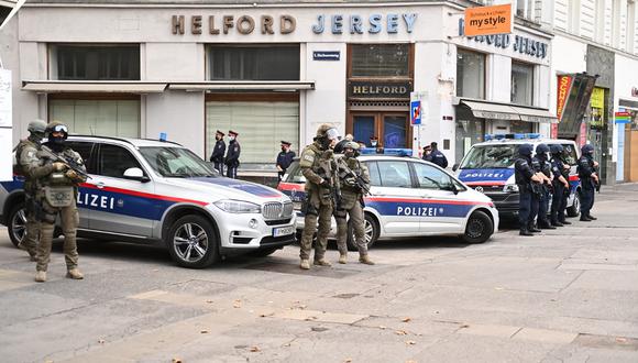 Los policías aseguran el área alrededor de la escena del crimen, un día después del tiroteo en varios lugares del centro de Viena. (Joe Klamar / AFP).