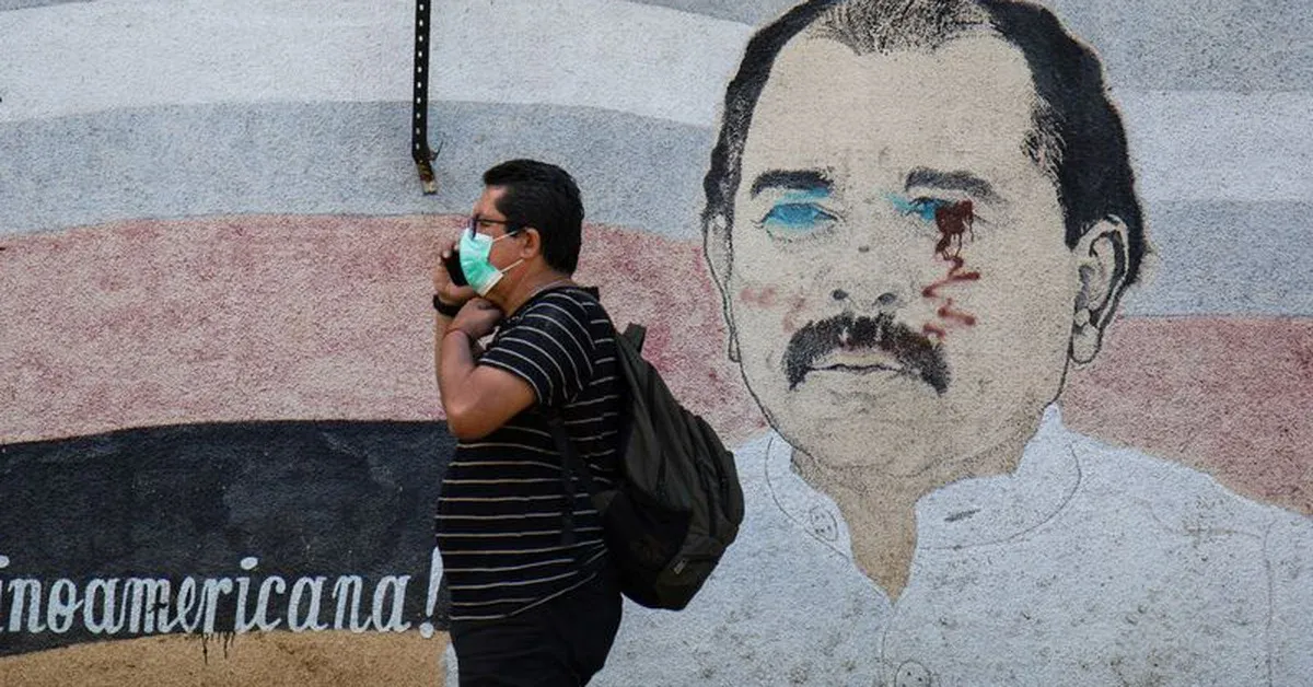 Archive image.  A man walks past a mural showing Nicaraguan President Daniel Ortega before the swearing-in ceremony after being re-elected for a fourth consecutive term, in Managua, Nicaragua.  January 7, 2022. REUTERS / Maynor Valenzuela