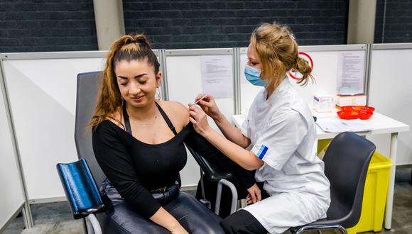 Una mujer recibe una dosis de la vacuna contra el coronavirus en el Centro Médico Erasmus MC y Spijkenisse en Rotterdam el 27 de diciembre de 2021. (Marco de Swart / ANP / AFP).