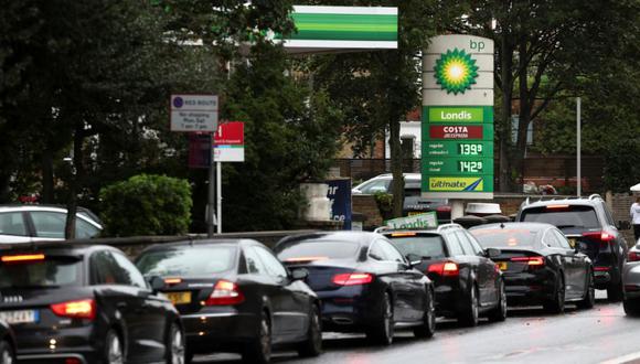 Cola de vehículos para recargar en una estación de combustible de BP en Londres, Gran Bretaña. (Foto: REUTERS / Henry Nicholls).