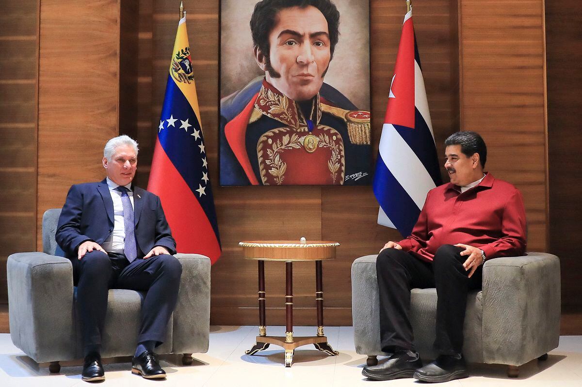 Cuban President Miguel Díaz-Canel (L) and Venezuelan President Nicolás Maduro (R) at the Maiquetía International Airport in Maiquetía, Venezuela, on January 25, 2023. (Photo by JHONN ZERPA / Miraflores Press Office / AFP )