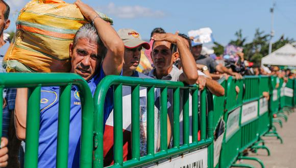 Más de 70.000 personas cruzaron frontera entre Colombia y Venezuela en dos días. (AFP).