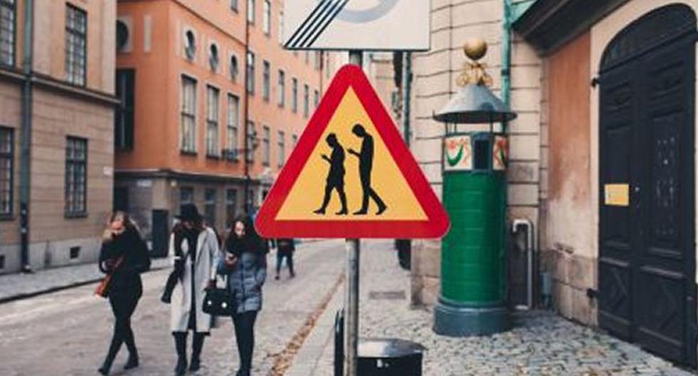Colocan semáforos inteligentes para despistados amantes de los celulares. (Foto: Alemania)