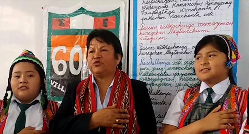 Profesora enseña a sus alumnos a cantar el Himno Nacional en quechua. (Foto: Andina)