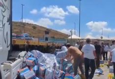 Un grupo de israelíes bloquea y vandaliza un convoy humanitario de camino a Gaza (VIDEO)