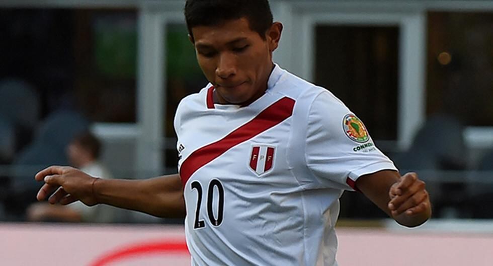 Edison Flores se integró a los trabajos de Universitario con miras al partido ante Melgar. El volante prefirió no hablar de su posible salida al extranjero. (Foto: AFP)