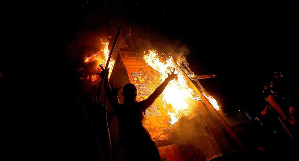 Historic monument of General Manuel Baquedano is set on fire at the epicenter of protests in Chile