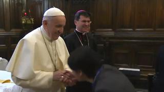 ¿Por qué el papa Francisco evita que los fieles le besen la mano? | VIDEO