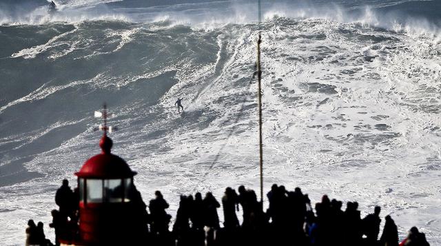 Tablistas salen por olas gigantes durante temporal en Portugal - 3