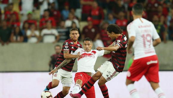 Internacional vs. Flamengo: Paolo Guerrero remató dentro del área, lo bloquearon y terminó lastimado | Foto: Captura