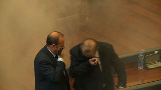 Gases lacrimógenos en el parlamento de Kosovo [VIDEO]