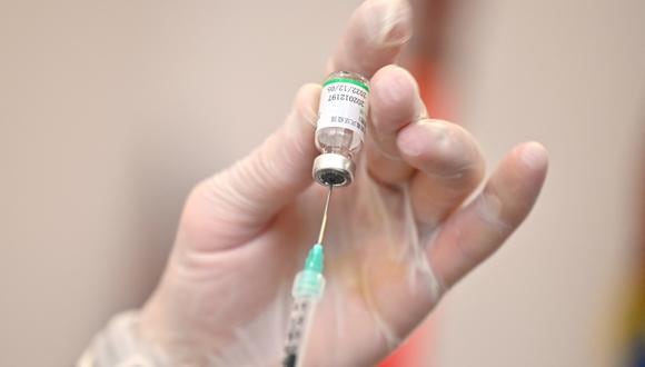 A medical staff prepares a dose of the Chinese-made Sinopharm vaccine to vaccinate Serbian Health Minister at the virology institute in Belgrade on January 19, 2021. - Serbia launched  a mass Covid-19 vaccination campaign and became the first European country to use Chinese-made Sinopharm vaccine, given to the country's health minister first. Serbia received on January 16, 2021 one million doses of the Sinopharm vaccine. (Photo by Andrej ISAKOVIC / AFP)