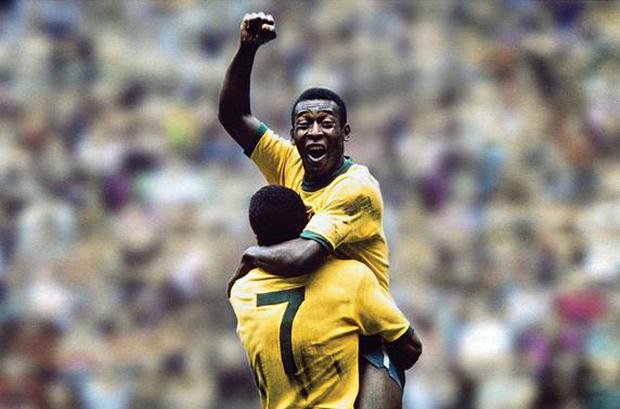 Pelé and Jairzinho in Mexico 70' after the goal in the final.  (Twitter)