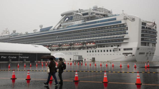 Los visitantes pasan junto al barco de crucero Diamond Princess en cuarentena el domingo 16 de febrero En Yokohama, cerca de Tokio. (Foto: AP).