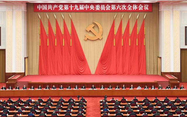 Xi Jinping, Li Keqiang, Li Zhanshu, Wang Yang, Wang Huning, Zhao Leji y Han Zheng participan en la sexta sesión plenaria del XIX Comité Central del PCCh en Beijing, capital de China. (Xinhua/Xie Huanchi)