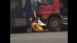 Un camión aplastó a un transeúnte que se acababa de subir a un taxi en Rusia | VIDEO