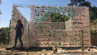 Construyen casas con botellas de plástico para damnificados de sismo en México