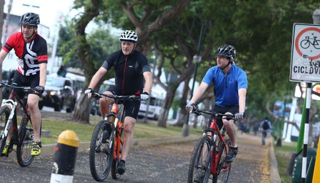 El flamante alcalde metropolitano, Jorge Muñoz, acudió en bicicleta a la sede de la Municipalidad de Lima desde Miraflores. (Foto: Alessandro Currarino)
