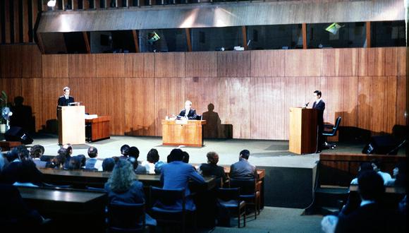 Lima, 3 de junio de 1990.  
Debate entre los candidatos presidenciales Mario Vargas Llosa y Alberto Fujimori

Foto: GEC Archivo Histórico