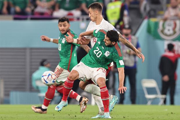 Alexis Vega y Henry Martín de México disputan el balón con un jugador de la selección de Polonia. (Foto: GEC / Daniel Apuy)