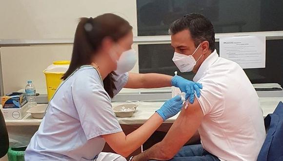 El primer ministro de España, Pedro Sánchez, recibe su primera dosis de la vacuna COVID-19 en el hospital Puerta de Hierro en Majadahonda, España. (Foto: Palacio de la Moncloa / Folleto vía REUTERS).