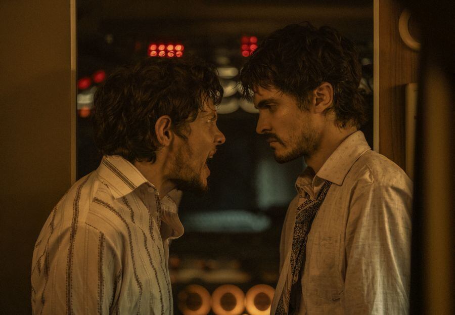 Alian Devetac es Toro Solano y Valentín Villafañe es Borja en "Secuestro del Vuelo 601"/ Netflix ©2024