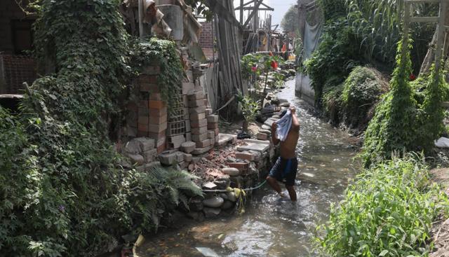 A lo largo de su extensión, el canal Surco está repleto de basura y desmonte, lo que ocasiona desbordes que afectan a los vecinos. Este canal además está contaminado por el arrojo de aguas residuales. (Foto: Juan Ponce / El Comercio)