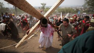 Mexicanos católicos acuden jubilosos al Vía Crucis tras suspensión por pandemia