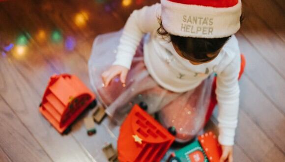 Una niña jugando con sus juguetes de Navidad. | Imagen referencial: Tatiana Rodriguez / Unsplash