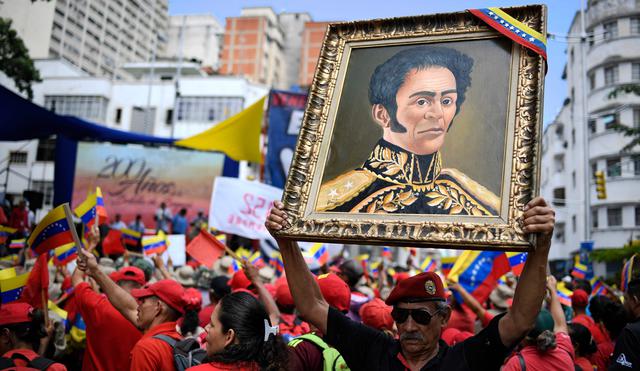Miles de chavistas volvieron a las calles de Caracas para manifestar su rechazo al bloqueo de los bienes estatales de Venezuela en Estados Unidos decretado por Donald Trump. (AFP).