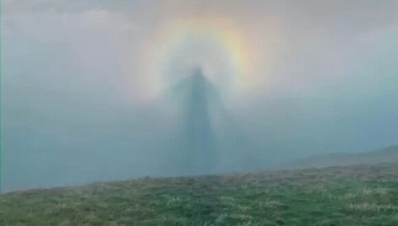 Así es como se ve el denominado 'Espectro de Brocken', un extraño fenómeno que fue captado en el momento perfecto por un montañista. (Foto: SWNS)