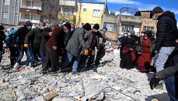 Los familiares de una víctima del terremoto reaccionan cuando el equipo de rescate sacó el cuerpo luego de un poderoso terremoto en Adiyaman, Turquía, el 15 de febrero de 2023. (Foto: EFE/EPA/TOLGA BOZOGLU)