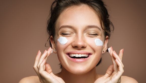 Para mejorar el estado de la piel y evitar las ojeras, puedes emplear una crema de contorno de ojos o parches de hidrogel. (Foto: Shutterstock)