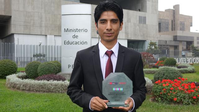 Zoser Ramos Amiquero, un docente ayacuchano, de 23 años, ganó el “Premio Nacional de la Juventud 2019”. (Foto: Minedu)