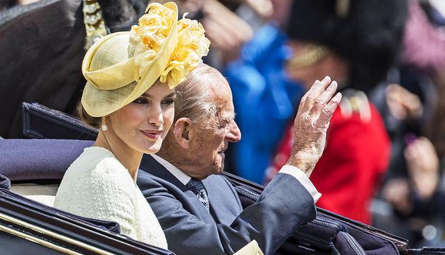 Spanish Queen Letizia and Britain's Prince Philip, Duke of Edinburgh sit together in a carriage as they are taken to Buckingham Palace after a Ceremonial Welcome on Horse Guards Parade at the start of the Spanish King and Queen's three-day state visit, in central London on July 12, 2017.

 Spanish King Felipe VI and Queen Letizia begin a state visit to Britain on Wednesday, as the two countries attempt to strengthen ties despite tensions over Britain's plans to leave the European Union. / AFP / POOL / JACK HILL