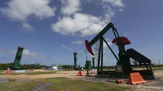 Reservas de petróleo marcan récord y hace caer su precio