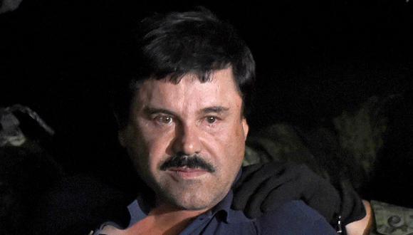 El capo de la droga Joaquín El Chapo Guzmán es escoltado a un helicóptero en el aeropuerto de la Ciudad de México el 8 de enero de 2016 luego de su recaptura. (AFP FOTO / ALFREDO ESTRELLA).