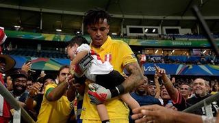 Selección peruana: Gallese fue a buscar a su hijo en la tribuna tras triunfo sobre Uruguay | VIDEO
