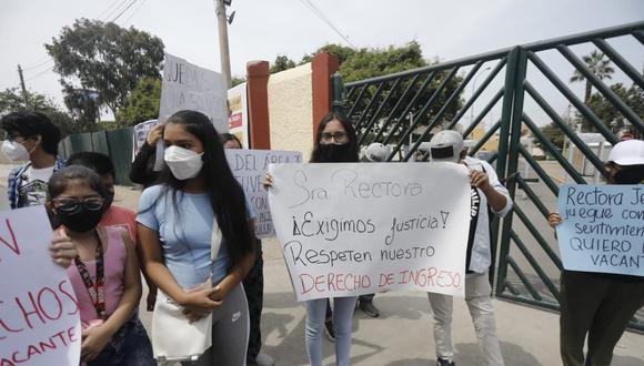 Jóvenes que rindieron examen para ingresar a la San Marcos protestan en los exteriores. (Fotos: Cesar Campos / GEC)