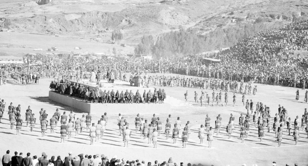 Fastuosa e impresionante ceremonia del Inti Raymi según una fotografía de finales de los sesenta, en donde se aprecia la numerosa participación de actores y actrices y la nutrida presencia de espectadores. (Foto: GEC Archivo Histórico)