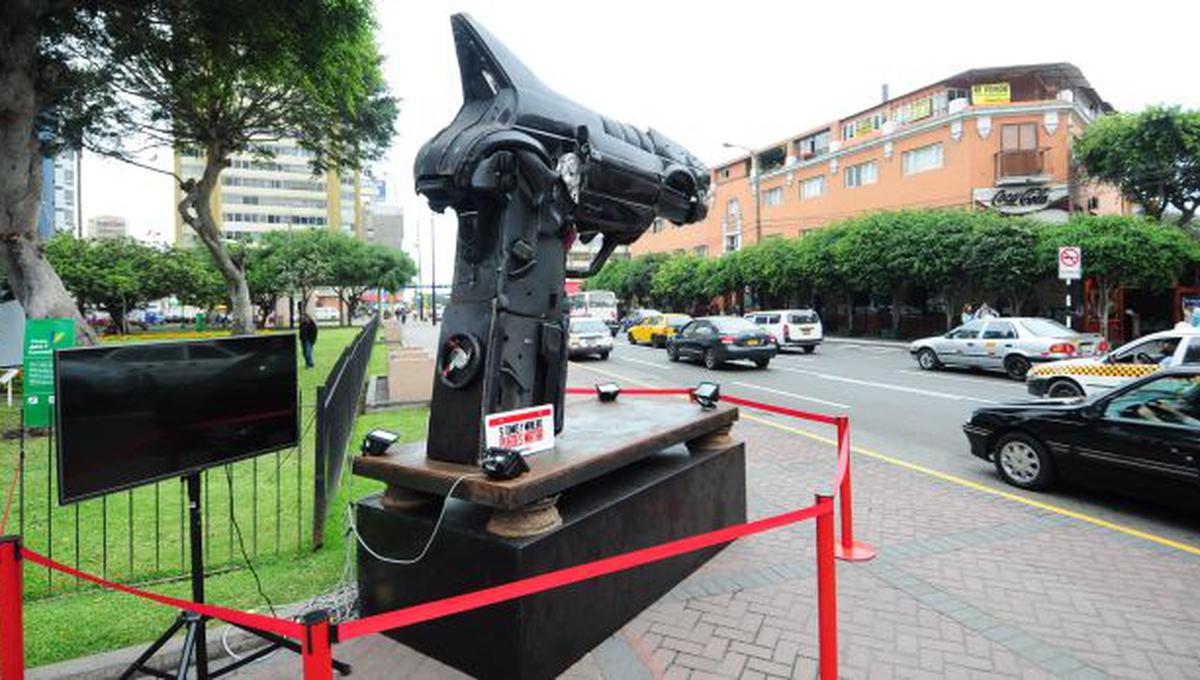 Escultura de auto siniestrado busca generar conciencia vial