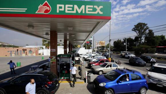 Los automovilistas hacen cola en una estación de servicio de Pemex en Zapopan, estado de Jalisco, México.