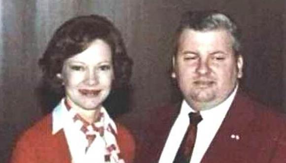 Johh Wayne Gacy con la primera dama Rosalynn Carter el 6 de mayo de 1978. Seis años después de que comenzaron los asesinatos y siete meses antes de su arresto final.