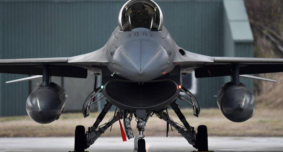 Un F-16 de la Fuerza Aérea Belga se ve en la pista de la base aérea de Siauliai antes de un simulacro de vigilancia aérea del Báltico de la OTAN. (Foto: John THYS / AFP)