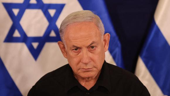 El primer ministro israelí, Benjamin Netanyahu, habla durante una conferencia de prensa en la base militar de Kirya en Tel Aviv el 28 de octubre de 2023. (Foto de Abir SULTAN / POOL / AFP)